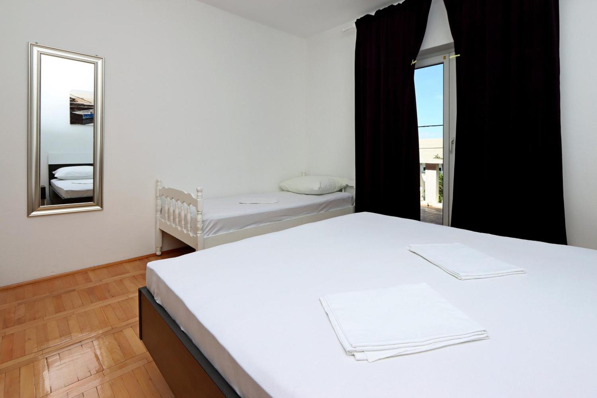 Apartments With A Parking Space Senj - 5571 Rom bilde